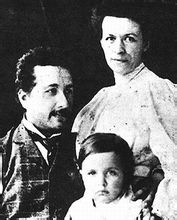 爱因斯坦和他的妻子和儿子