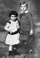 5岁的爱因斯坦和3岁的妹妹